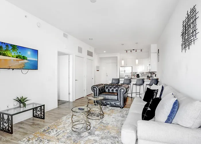 Downtown Tampa Gem 1-Bd W/Pool, Gym, & Sky Lounge