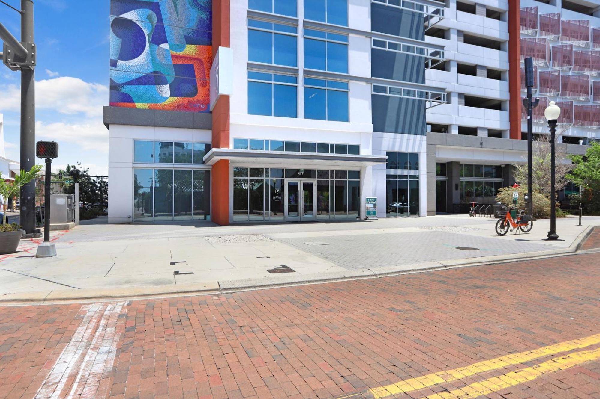 Downtown Gem 1-bd W/pool, Gym, & Sky Lounge Apartment *