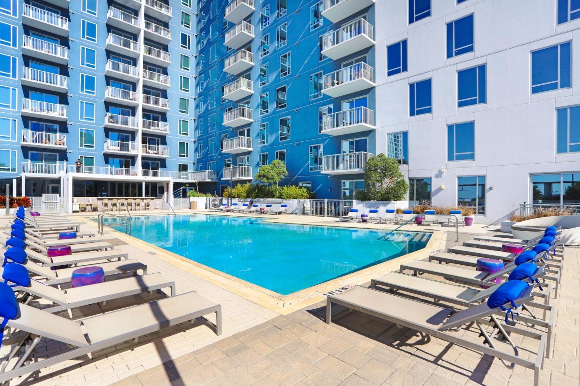 Downtown Gem 1-bd W/pool, Gym, & Sky Lounge