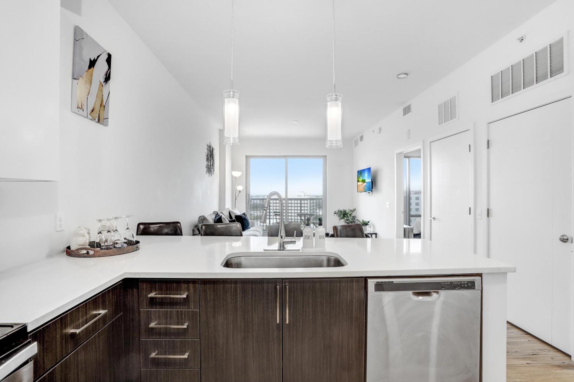 Downtown Gem 1-bd W/pool, Gym, & Sky Lounge Apartment *