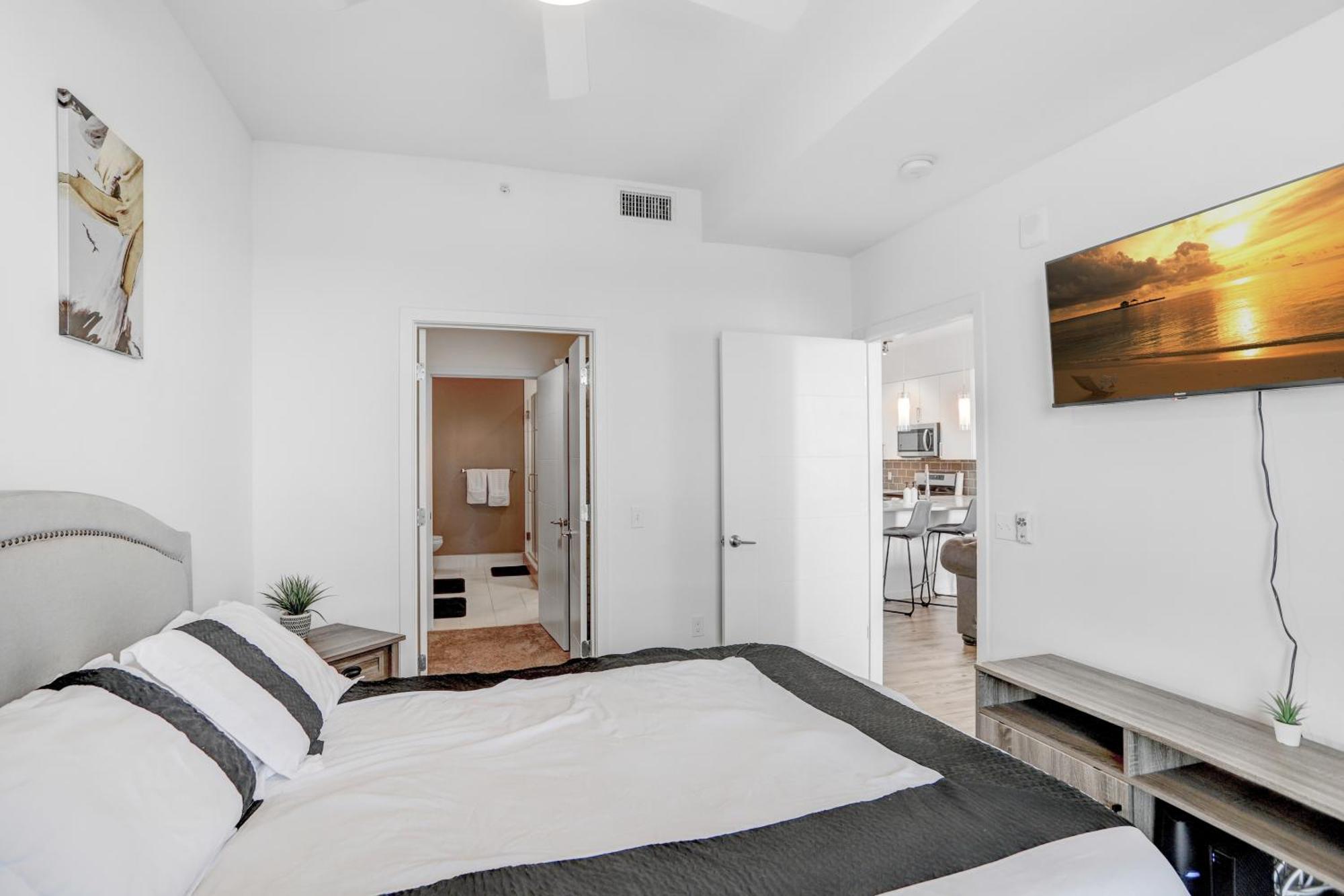 Downtown Gem 1-bd W/pool, Gym, & Sky Lounge *