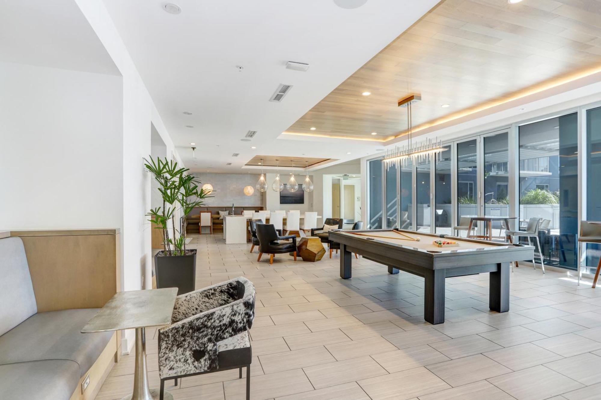 Downtown Gem 1-bd W/pool, Gym, & Sky Lounge