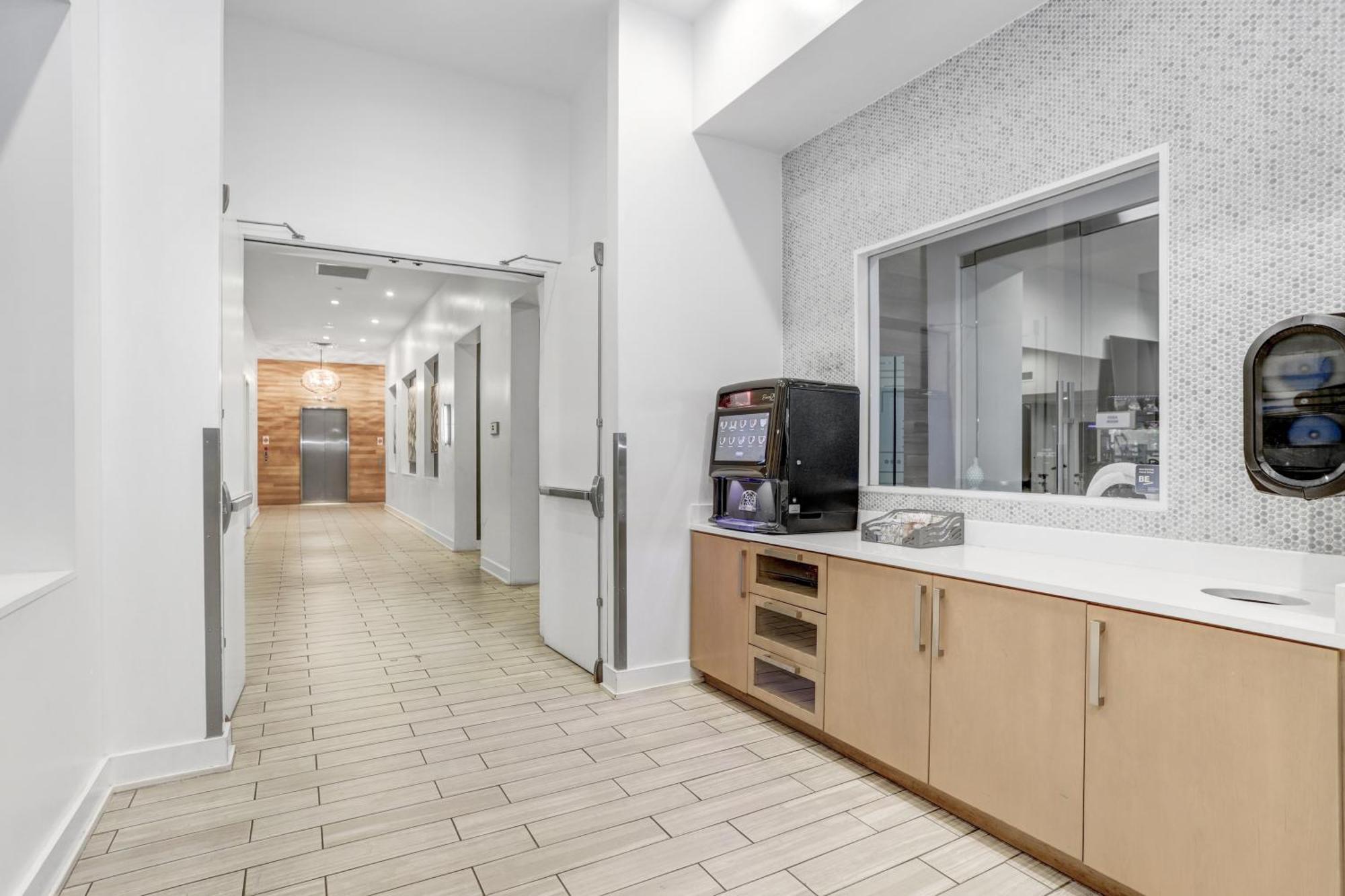 Downtown Gem 1-bd W/pool, Gym, & Sky Lounge Apartment *